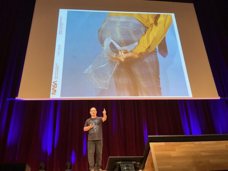 Charla 'Las cacas de la Luna' en Naukas Bilbao 2025. Imagen: Francis Villatoro